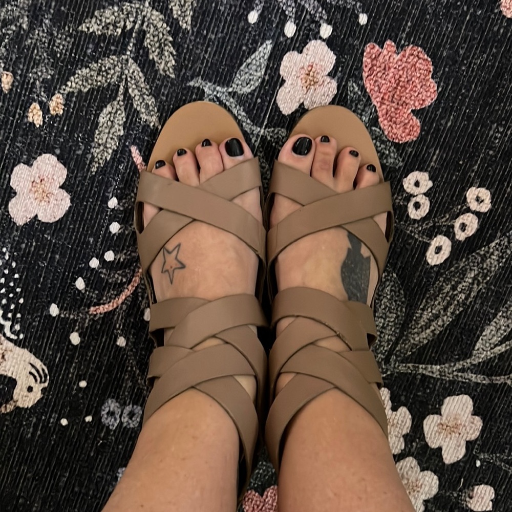 DV tan wedge sandal
